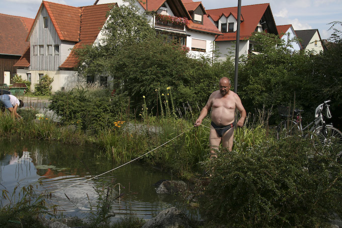 Tauchen im Weiher-4.jpg - An der Leine hängt ein Korb, voll mit Steinen.